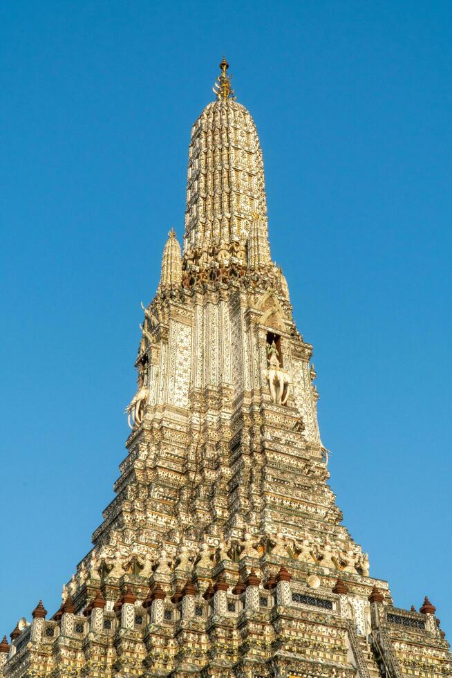 wat arun templo a puesta de sol punto de referencia de bangkok, tailandia foto