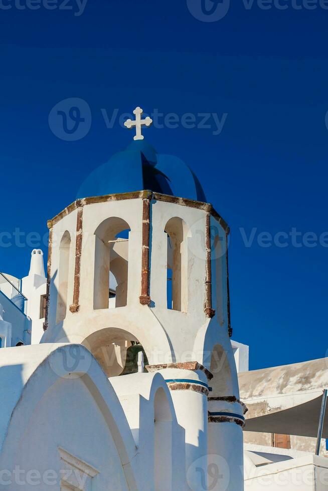 tradicional arquitectura de el iglesias de el oia ciudad en santorini isla foto