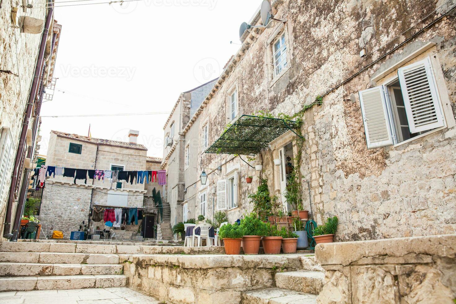 el hermosa paseos a el amurallado antiguo pueblo de Dubrovnik foto