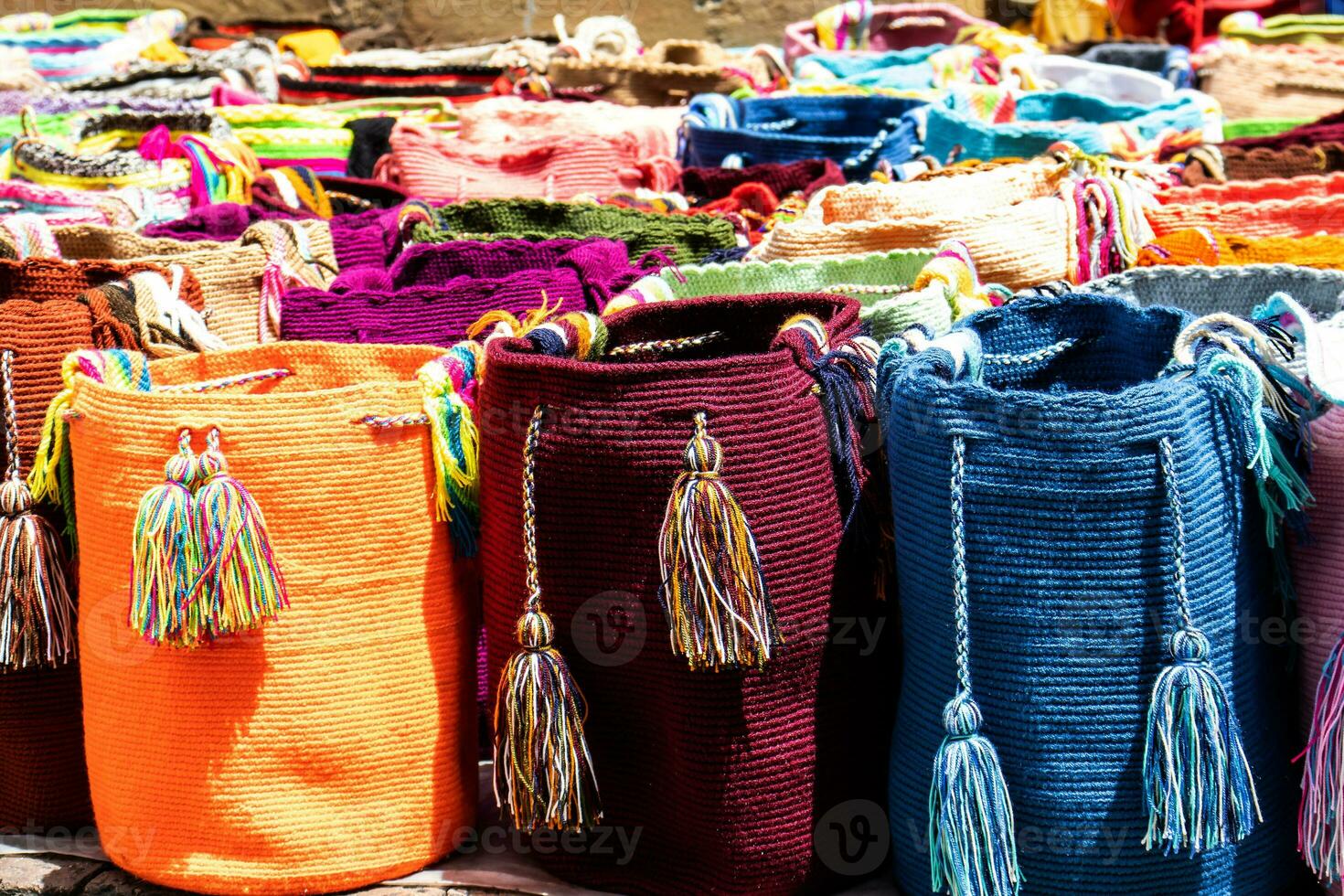 calle de venta en bogota de tradicional pantalones mano de punto por mujer de el wayuu comunidad en Colombia llamado mochilas foto