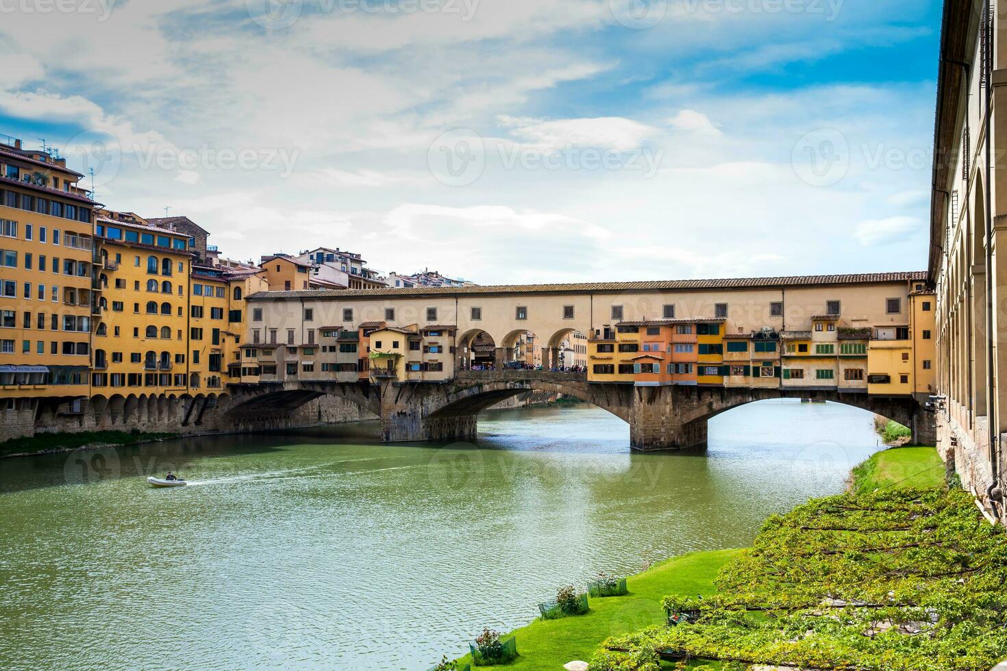 ponte vecchio un medieval Roca enjuta cerrada segmentario arco puente terminado el arno río en florencia foto