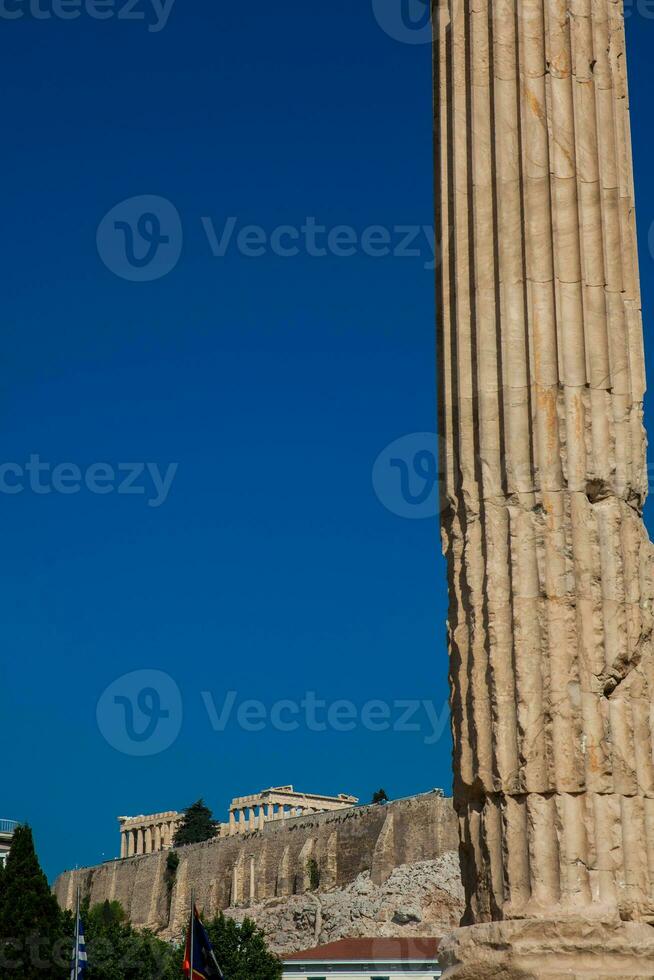 restos de el templo de olímpico Zeus además conocido como el olímpico y el acrópolis a el centrar de el Atenas ciudad en Grecia foto