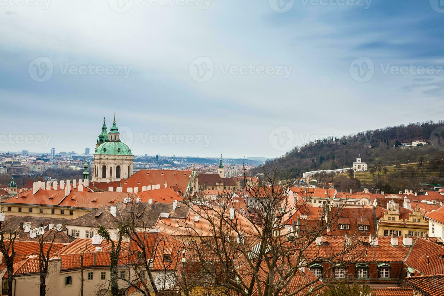 el hermosa Praga ciudad antiguo pueblo visto formar el Praga castillo punto de vista en un temprano primavera día foto