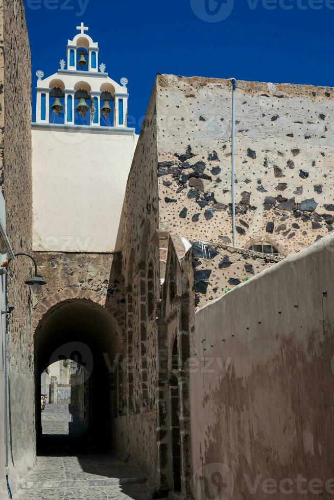 típico paseos de el hermosa ciudades de santorini isla foto