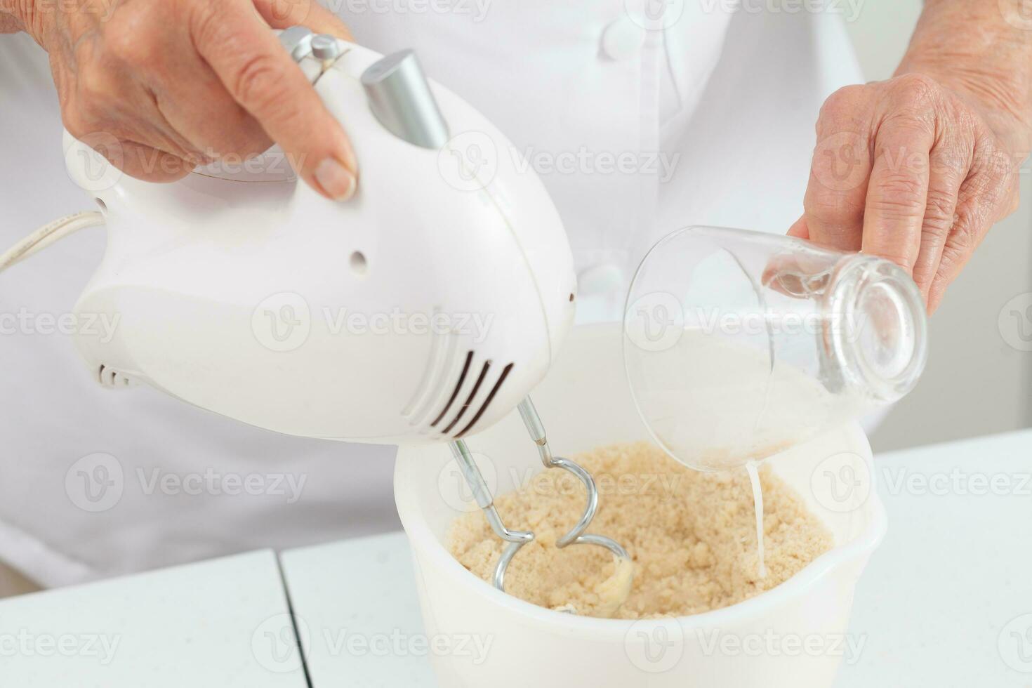 mayor mujer preparando masa para un delicioso queso y jamón tartaleta foto