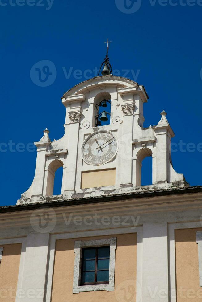 reloj y campana torre de el salvatore hospital en plaza san giovanni en laterano fundado en 1216 foto