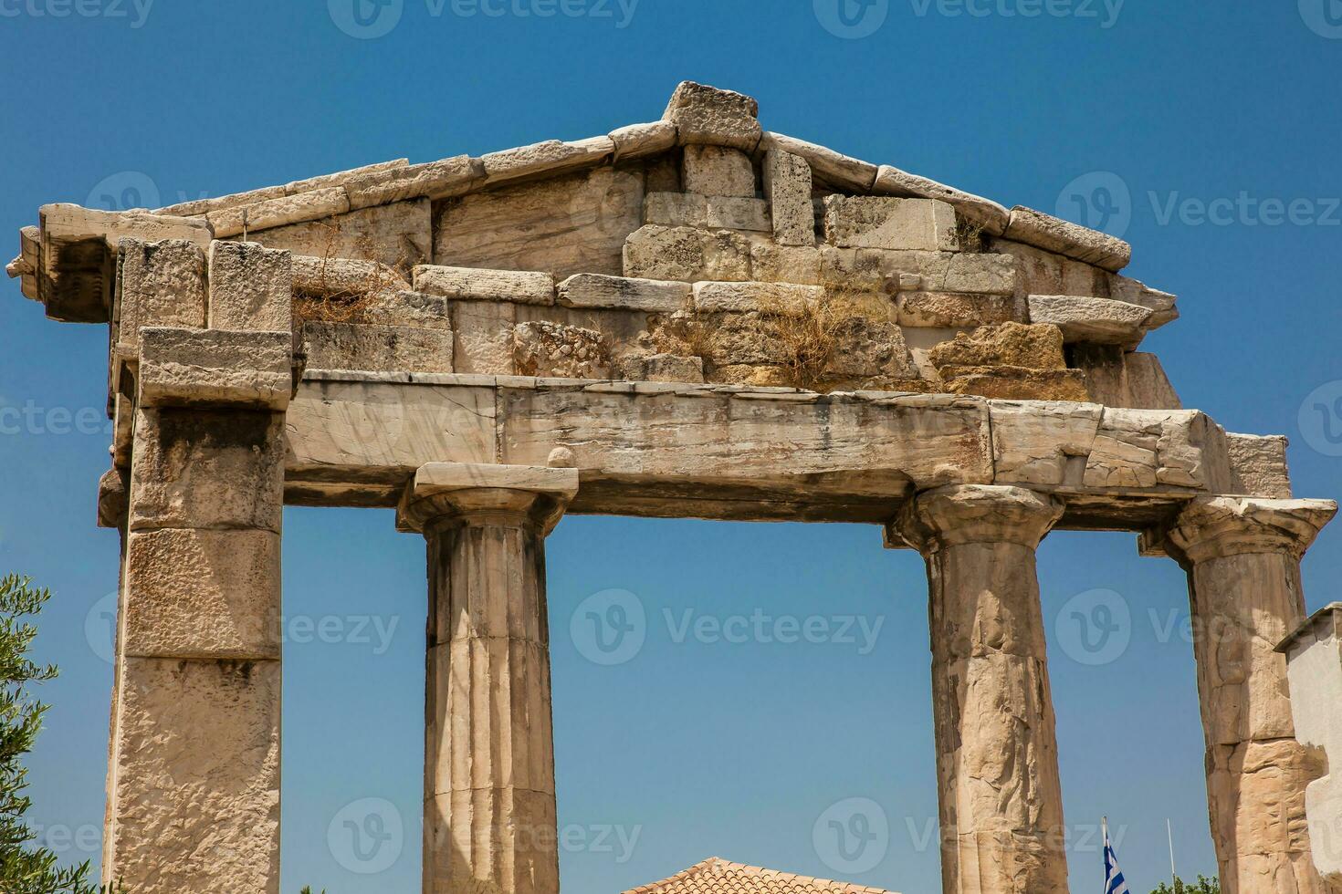 restos de el portón de atenea archegetis situado a el Atenas romano ágora foto