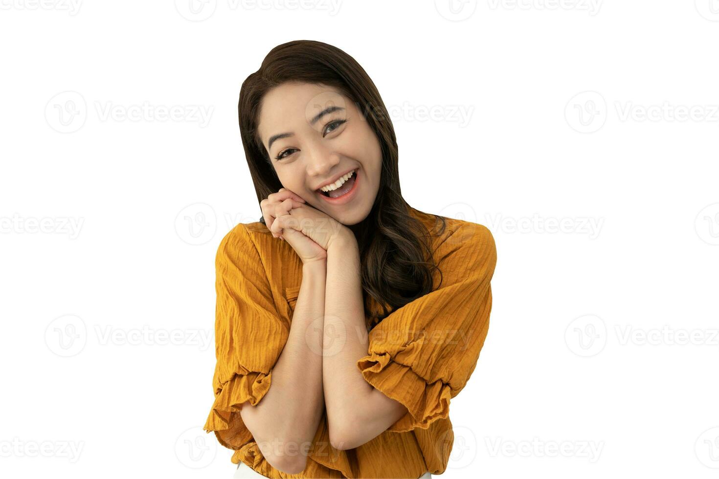 retrato asiático hermosa niña tímido sonrisa blanco espacio aislado antecedentes. contento mujer en vacaciones. joven hembra sonriente éxito, cartelera, introducción, anuncio publicitario, atractivo, expresión, positivo foto