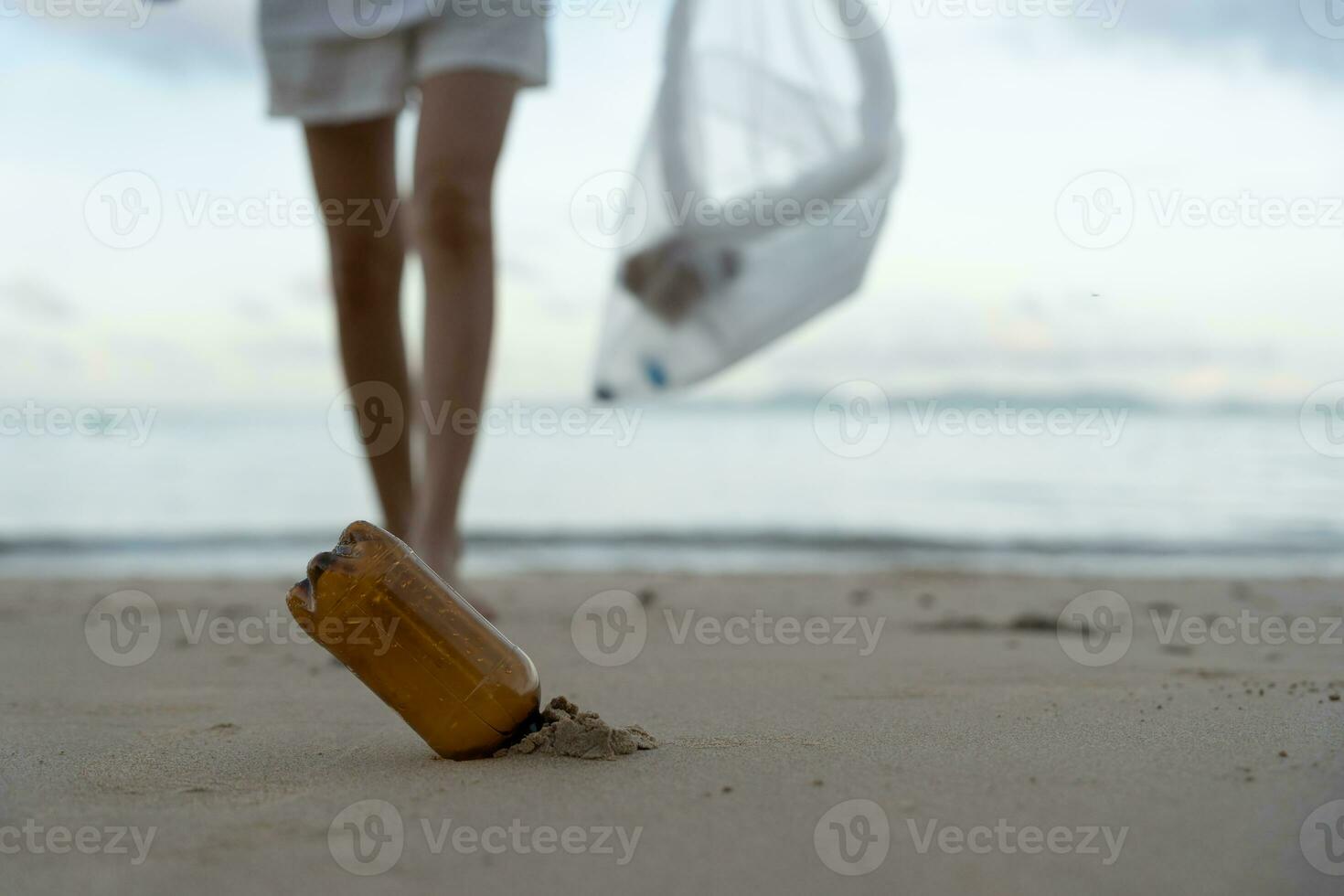 salvar océano. voluntario recoger arriba basura basura a el playa y el plastico botellas son difícil descomponer evitar daño acuático vida. tierra, ambiente, verdeado planeta, reducir global calentamiento, salvar mundo foto