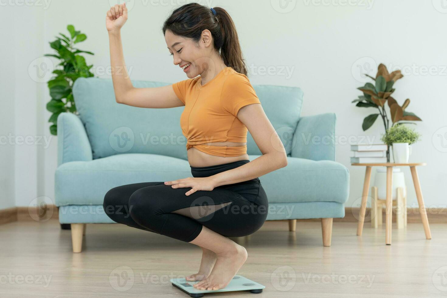 asiático mujer contento resultados de dieta. hermosa forma. hembra tener un reducido cintura Talla después debajo yendo un peso pérdida corso lata no vestir vaquero debido a peso pérdida. balance, control, rutinas, ejercicio. foto