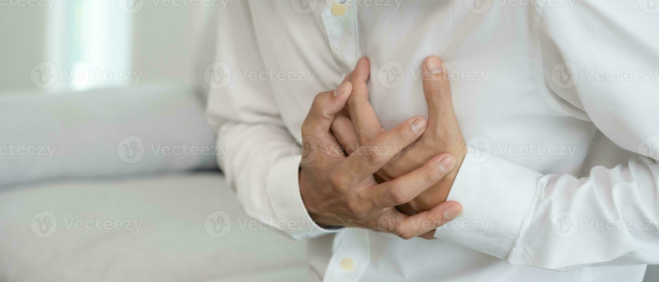 mano sostener cofre con corazón ataque síntomas, asiático mujer tener cofre dolor causado por corazón enfermedad, filtración, dilatación, engrandecido coronario corazón, prensa en el cofre con un doloroso expresión foto