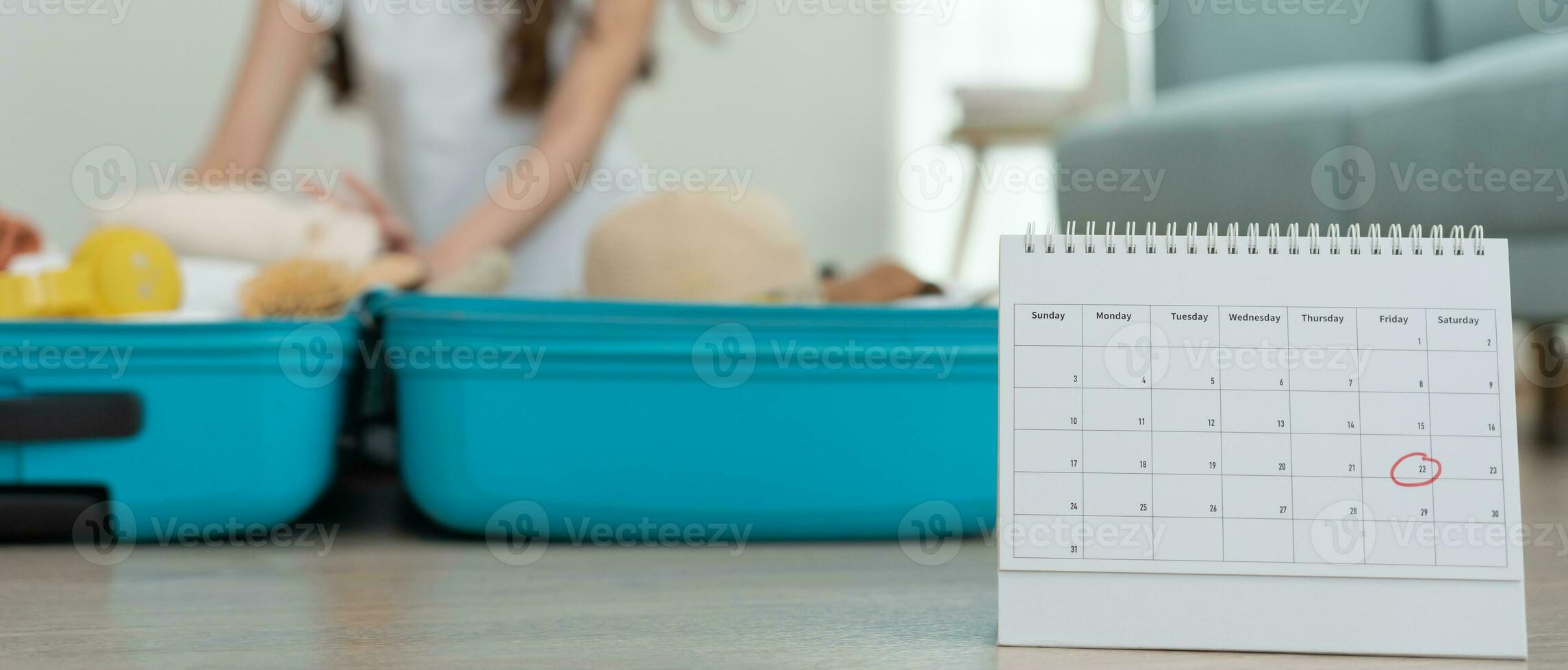 fiesta calendario para viajar, viajero, viaje bolsa. escoger país para viajar. asiático joven mujer son preparar ropa y personal pertenencias. paquete tu equipaje antes de viajar, viajar, vida estilo foto