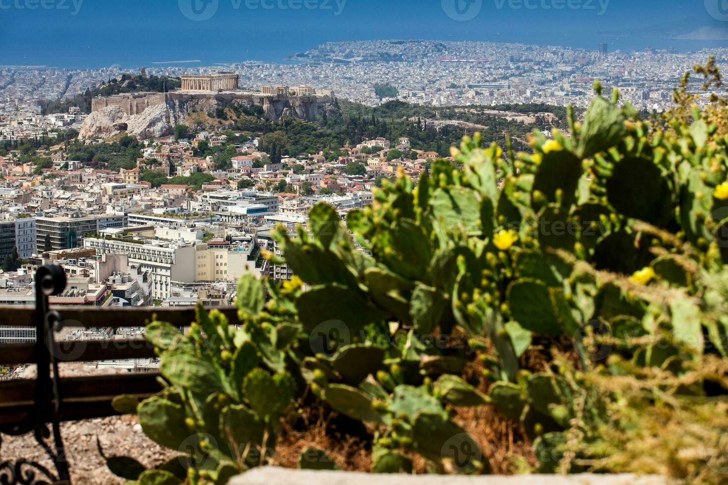 el ciudad de Atenas visto desde el montar Lycabettus un cretáceo caliza colina foto