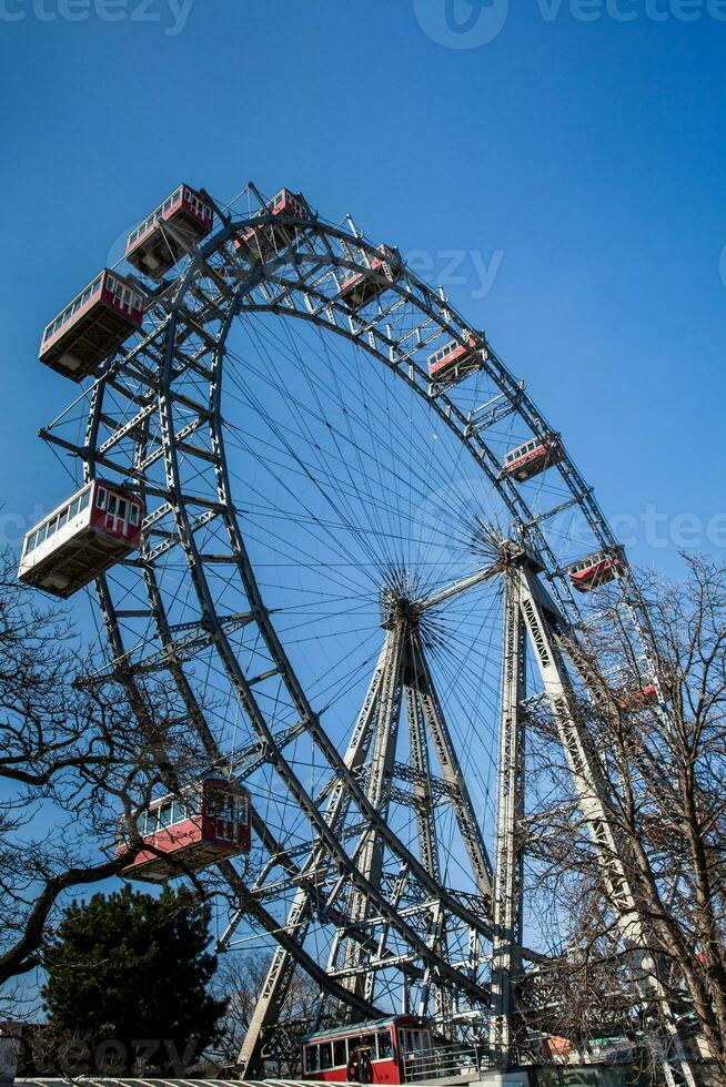 salchicha Riesenrad construido en 1897 y situado en el wurstelprater diversión parque en viena foto