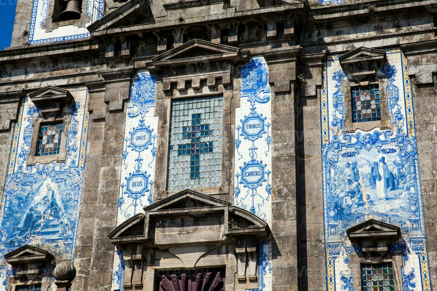 detalle de el azulejo azulejos de el histórico igreja Delaware santo ildefonso un siglo dieciocho Iglesia en el ciudad de porto en Portugal foto