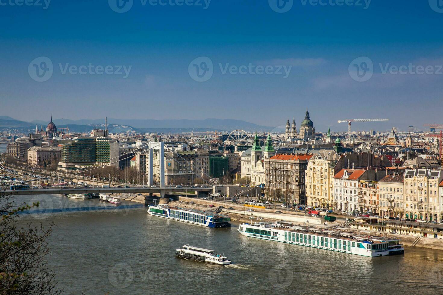 ver de el hermosa Budapest ciudad y Danubio río debajo el azul cielo foto