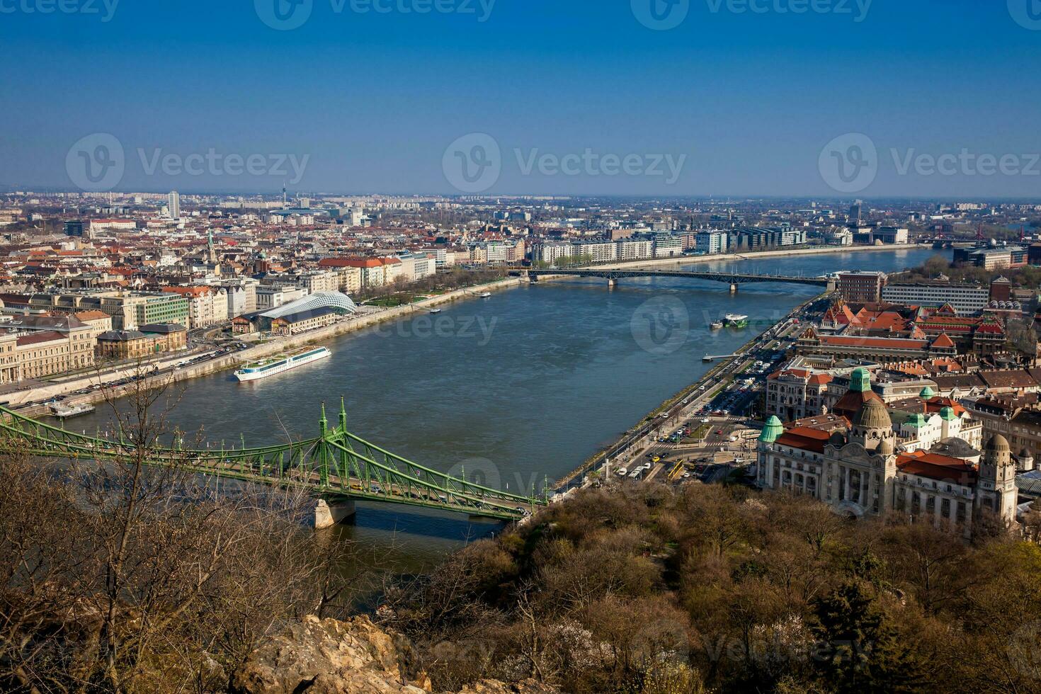 ver de el hermosa Budapest ciudad y Danubio río debajo el azul cielo foto