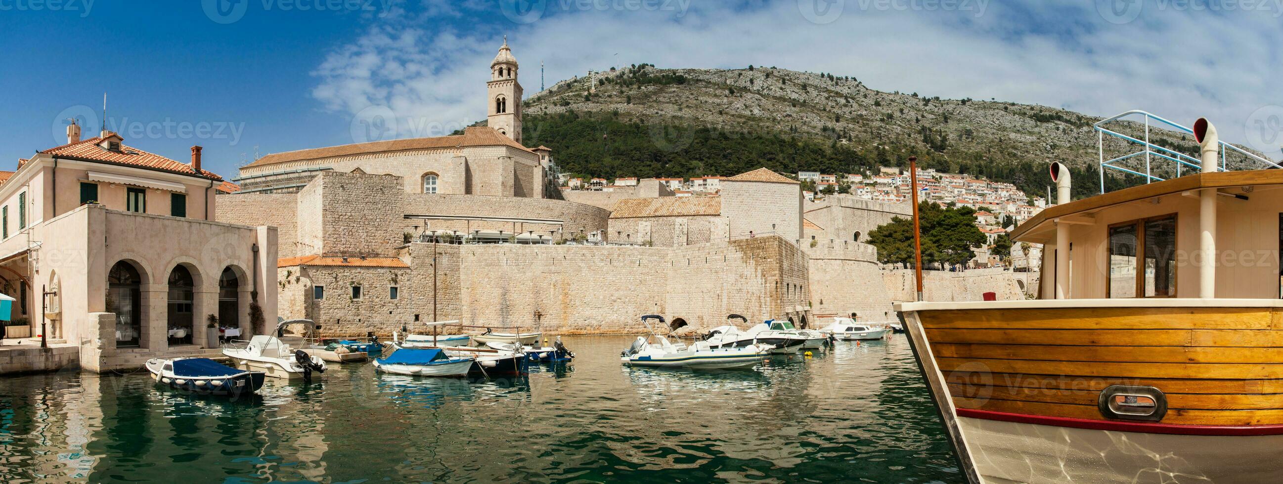 Dubrovnik ciudad antiguo Puerto fortificaciones y montar srd foto