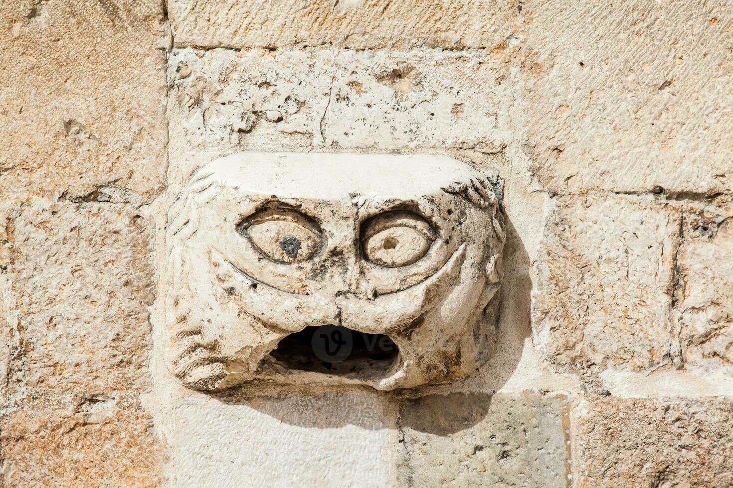 Dubrovnik maskeron un gárgola cabeza situado siguiente a el Entrada a el franciscano monasterio a stradun calle foto
