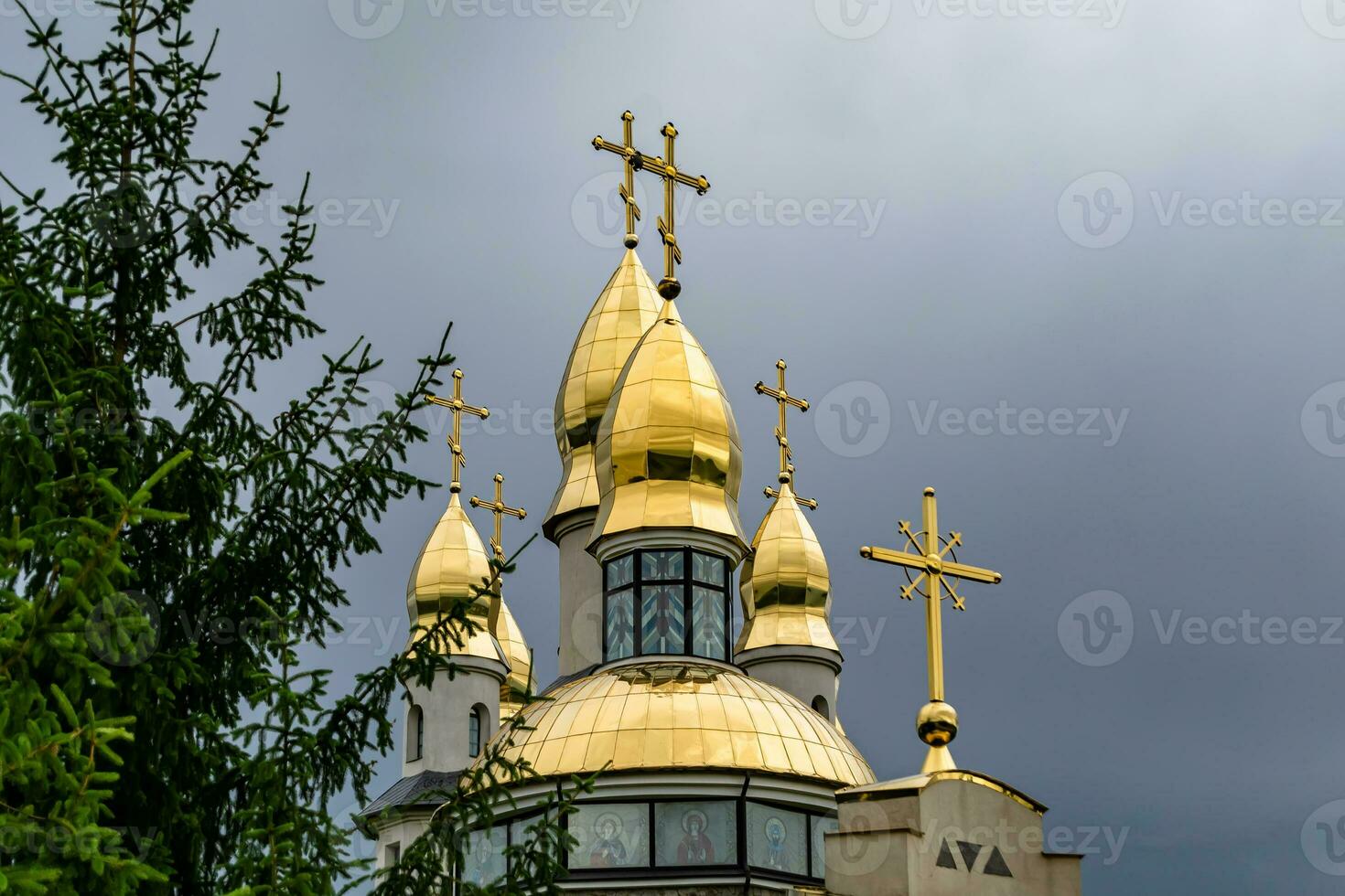 Cruz de la iglesia cristiana en alta torre campanario para la oración foto