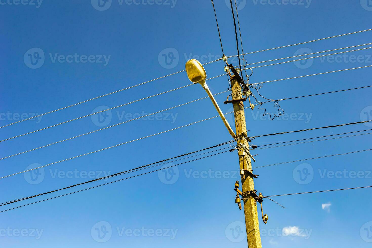 Poste eléctrico de potencia con cable de línea sobre fondo de color cerrar foto