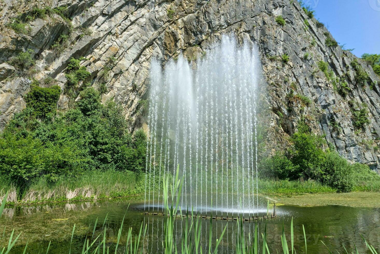 un fuente en un parque en el Belga pequeño ciudad durbuy foto