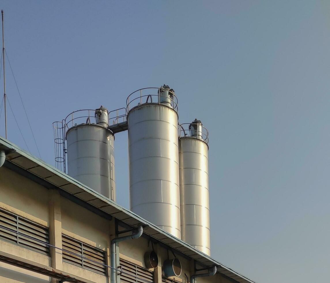 3 silos acomodar listo para usar harina para producción foto
