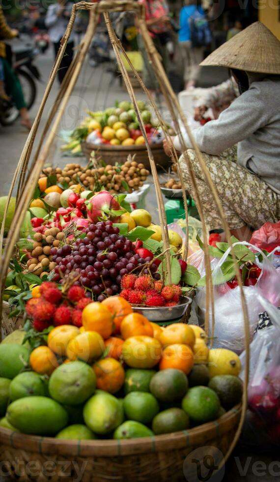 Fruta vendedor con cestas foto