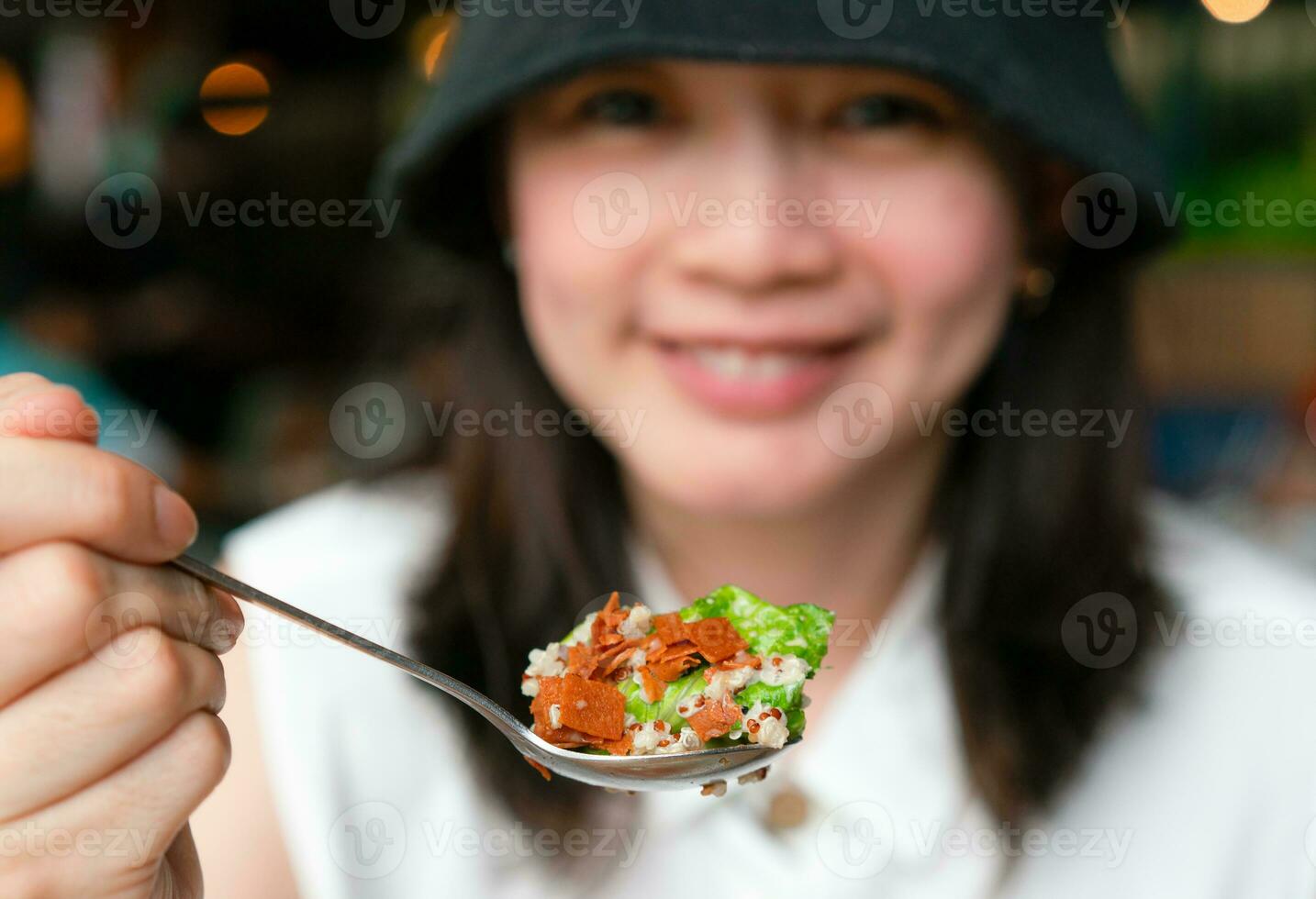 Asia mujer comiendo ensalada para dieta foto