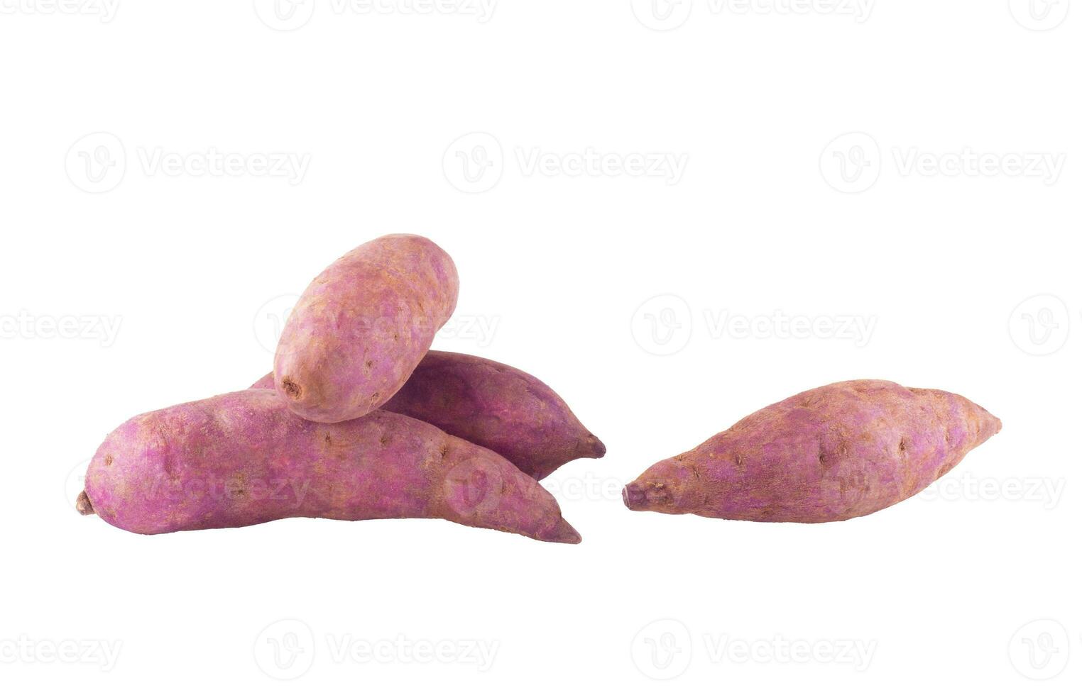 púrpura dulce batatas en blanco antecedentes. foto