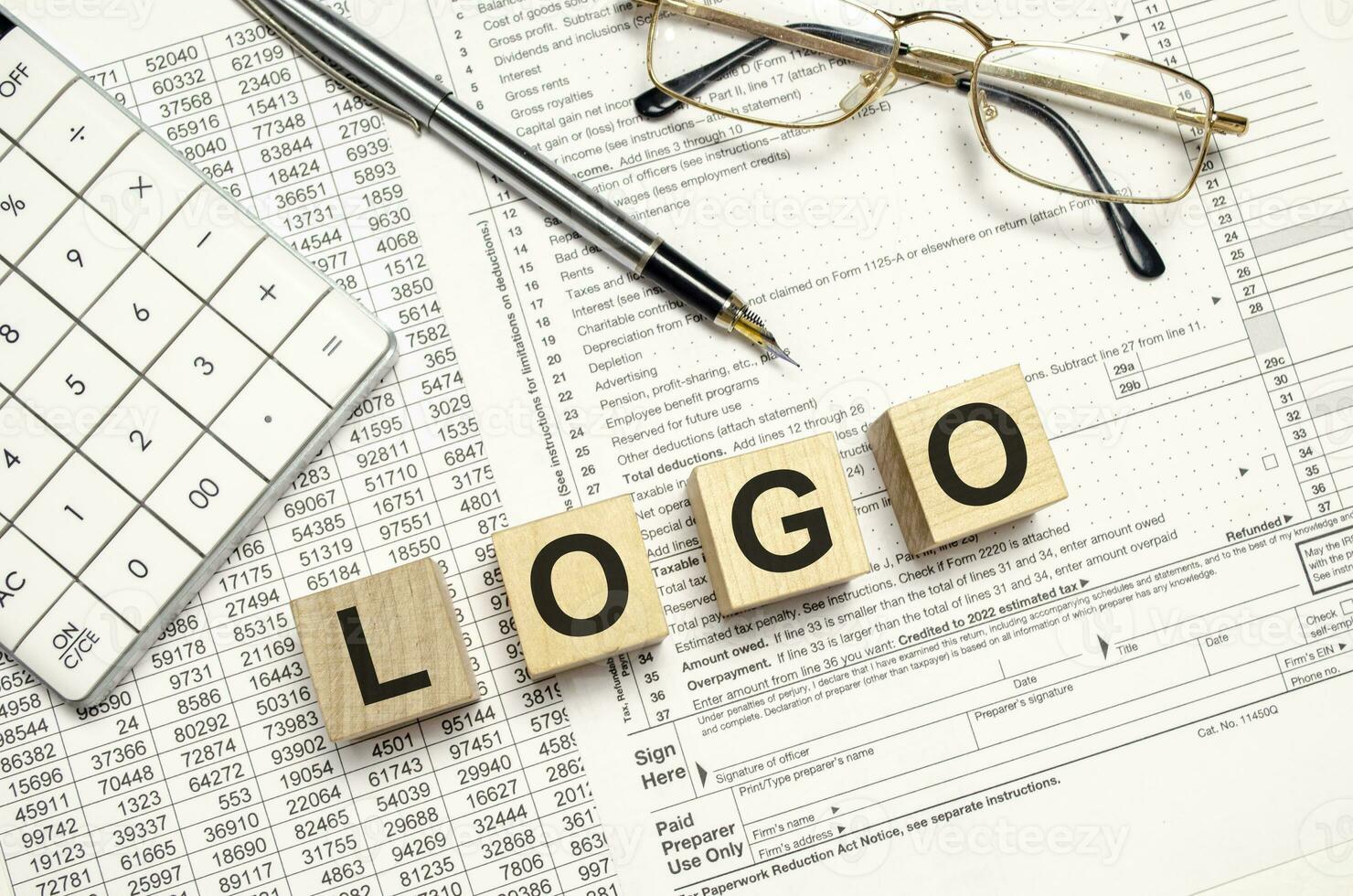 logo palabra en de madera bloques y bolígrafo, calculadora con lentes foto