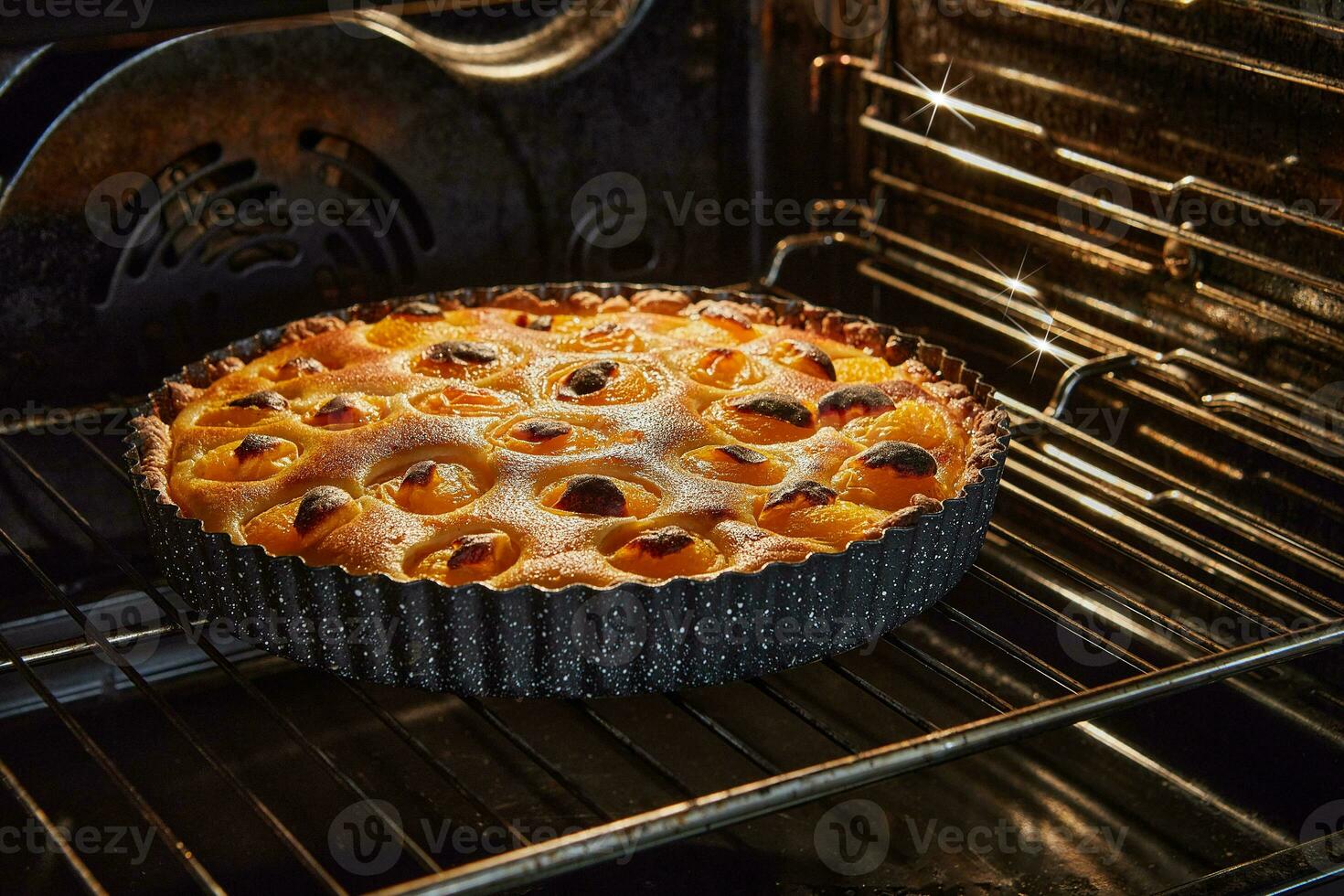 albaricoque tarta horneado en un eléctrico horno. francés gastrónomo cocina foto