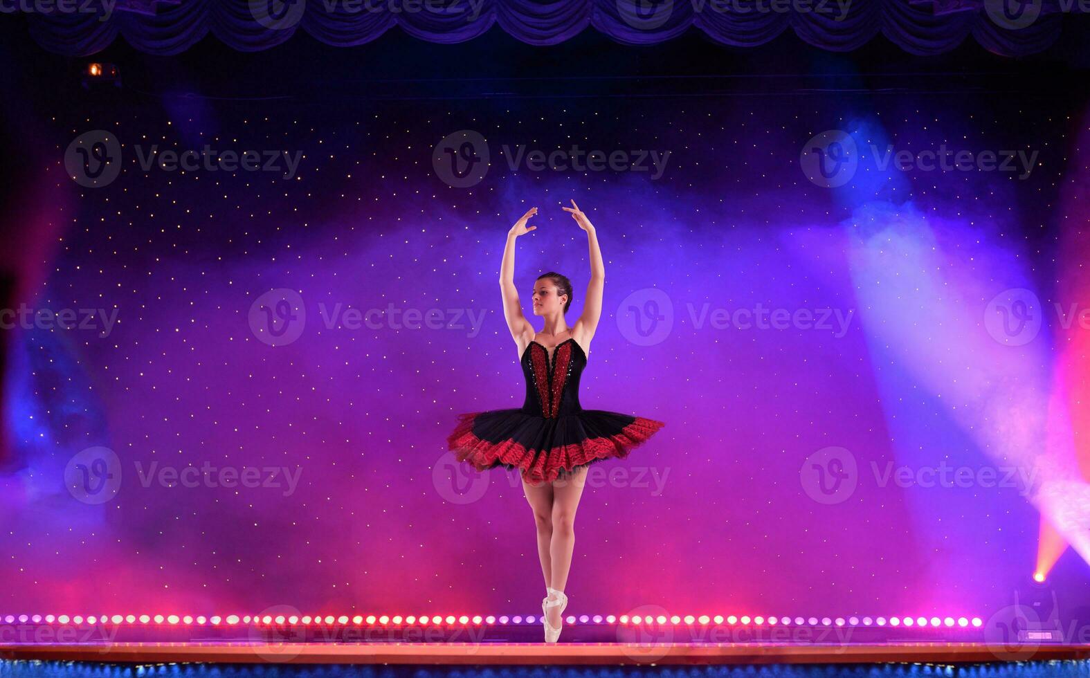 elegante ballet bailarín durante un actuación en un teatro foto