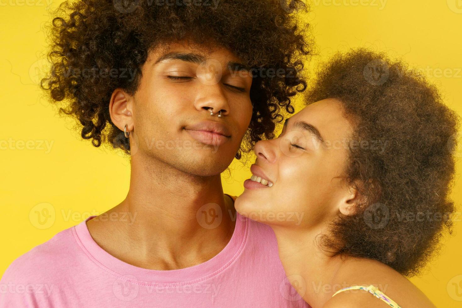 contento romántico Pareja es juntos para enamorado día foto