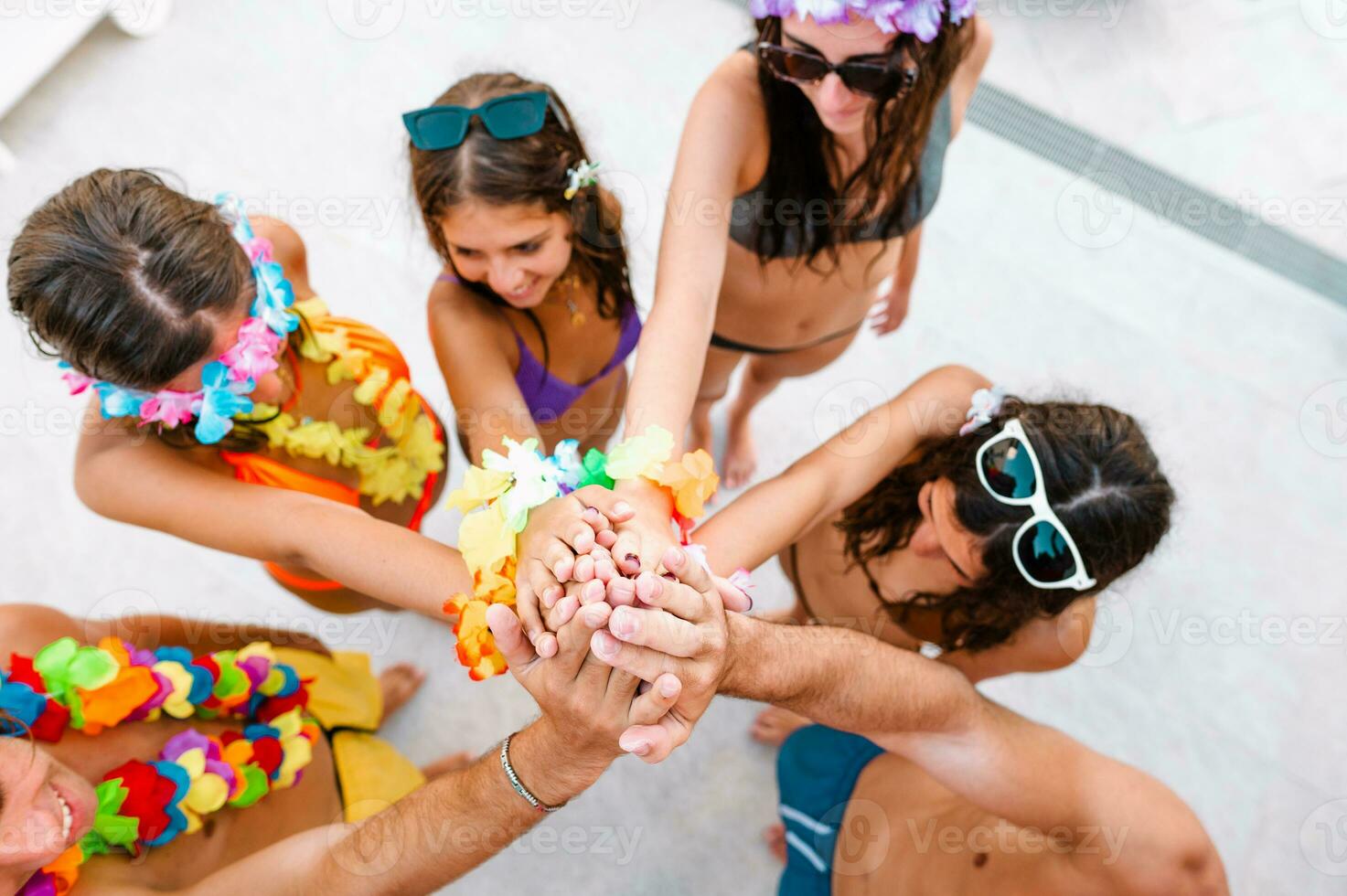 contento sonriente amigos disfrutar el verano a el piscina foto