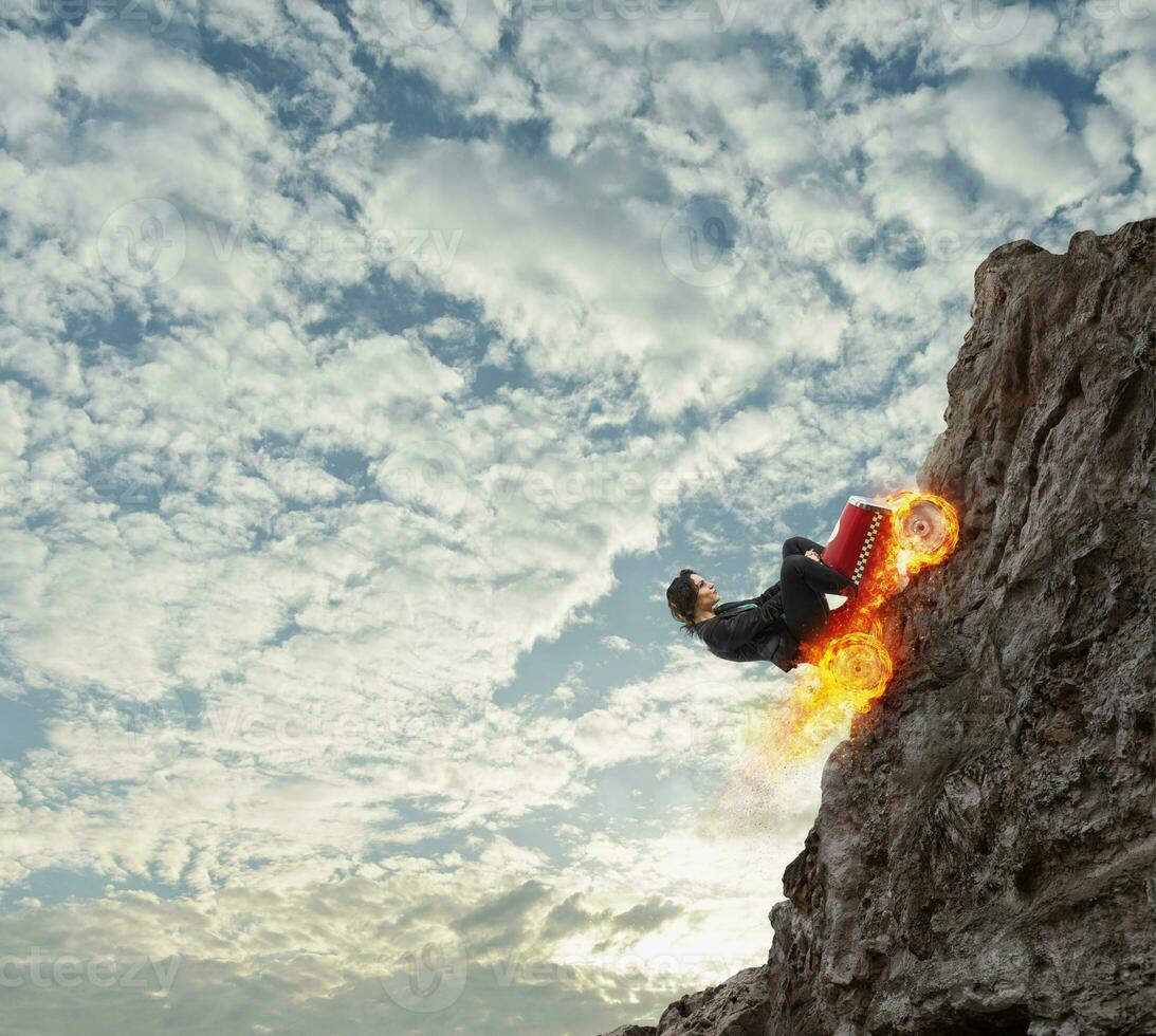 rápido mujer de negocios con un coche sube un montaña. concepto de éxito y competencia. foto