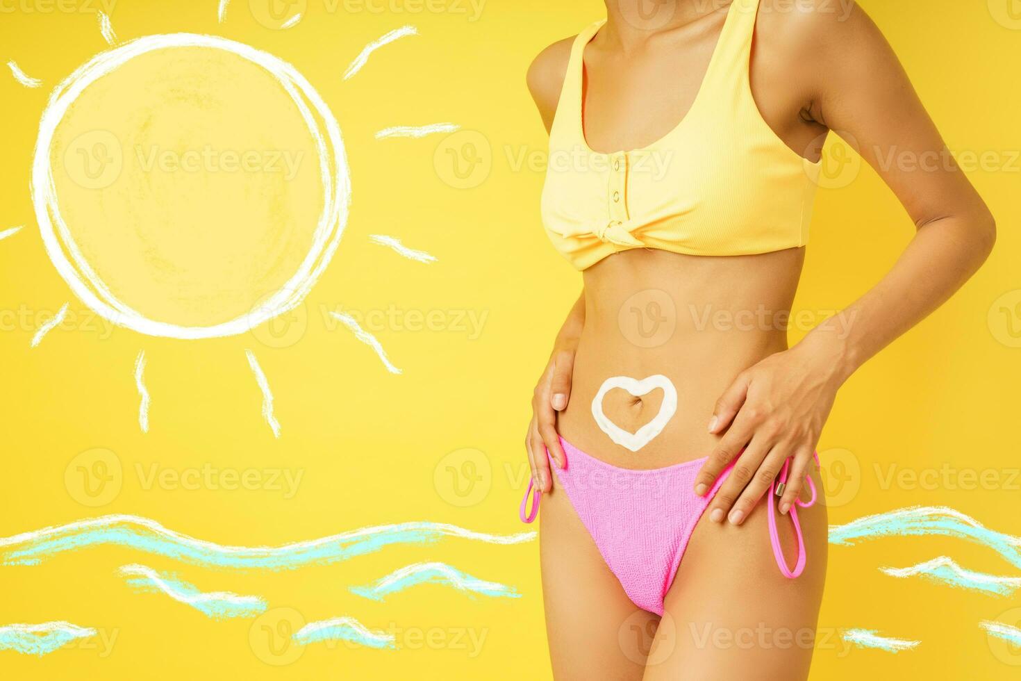 mujer tiene un corazón hecho con protector solar foto