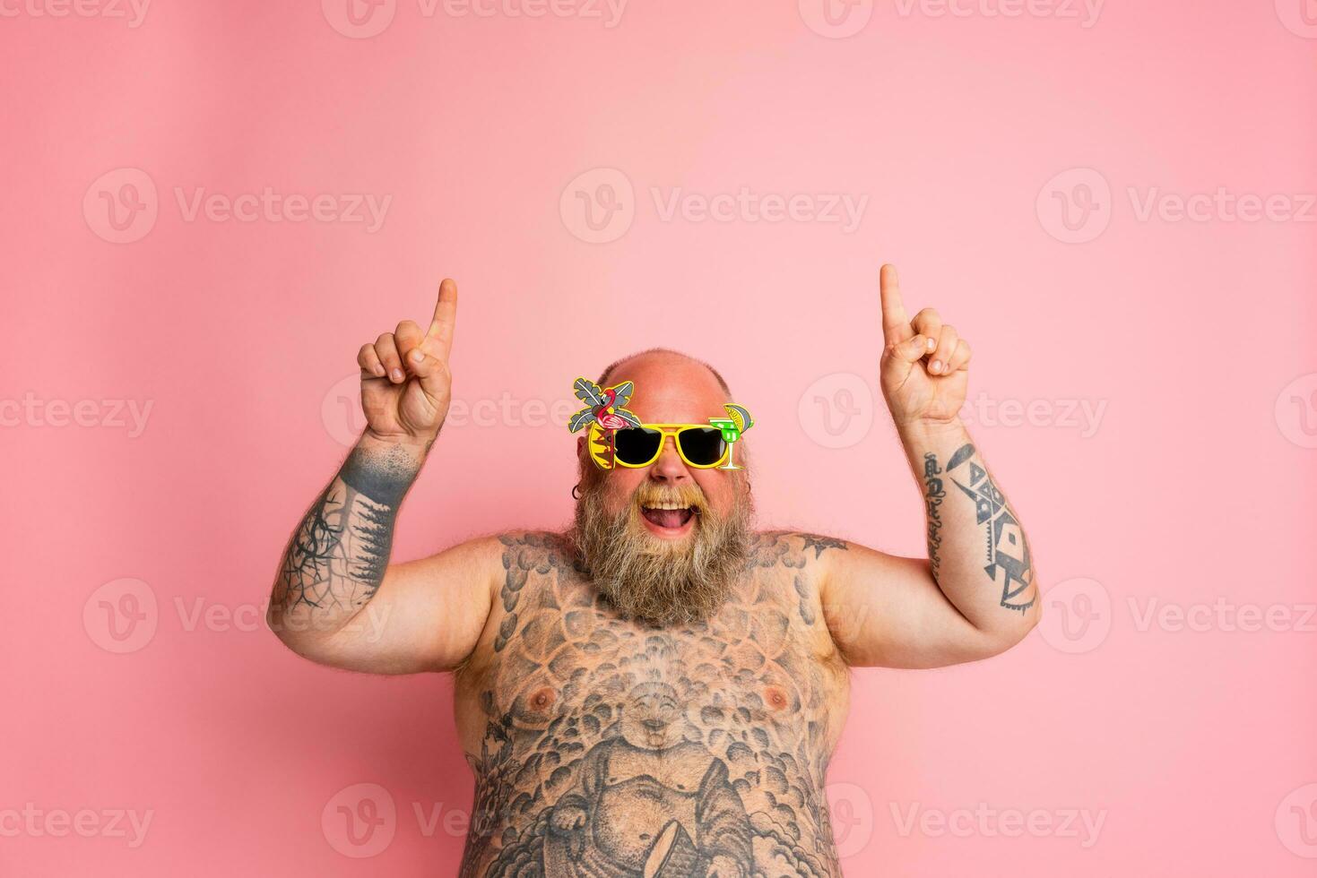 Funny man with sunglasses ready to the summer photo