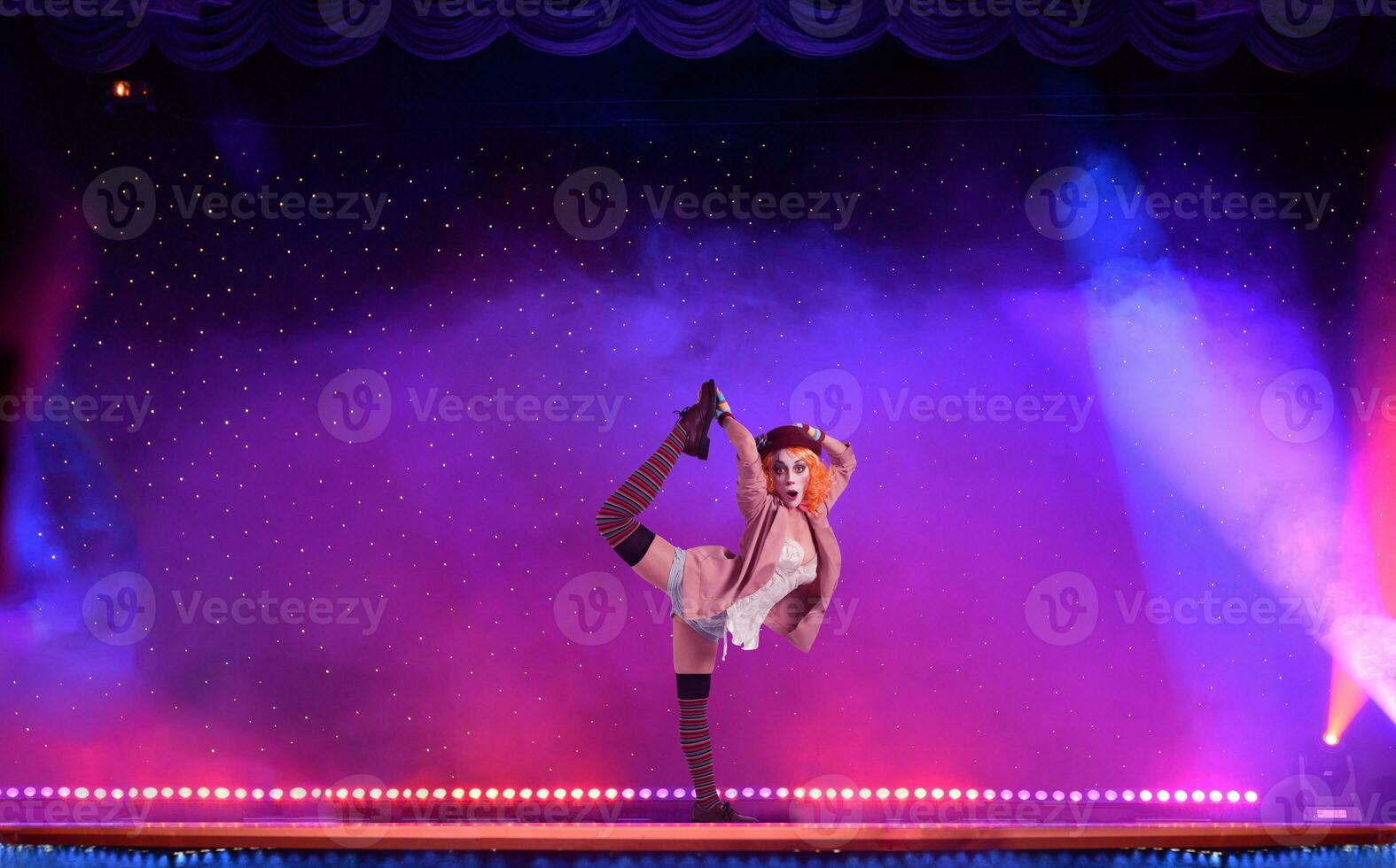 payaso mujer en un elegante teatro etapa Listo a el actuación foto