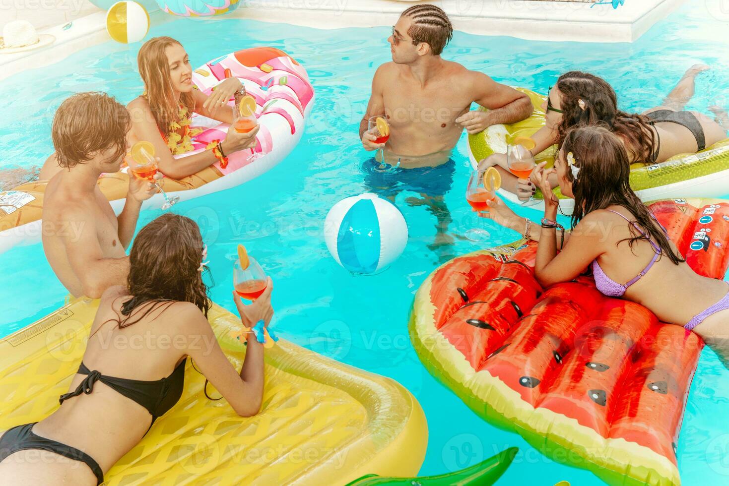 amigos en traje de baño en el piscina consiguiendo un bronceado foto