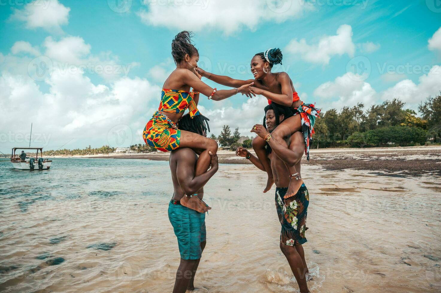Kenia personas jugar en el playa con típico local ropa foto