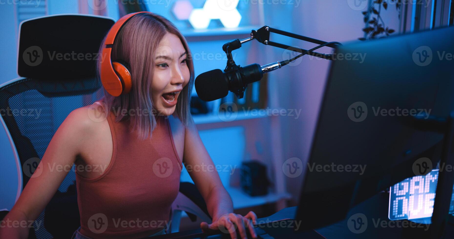 asiático joven deporte mujer jugador sensación bueno cuando victorioso jugar en línea juego en ordenador personal foto