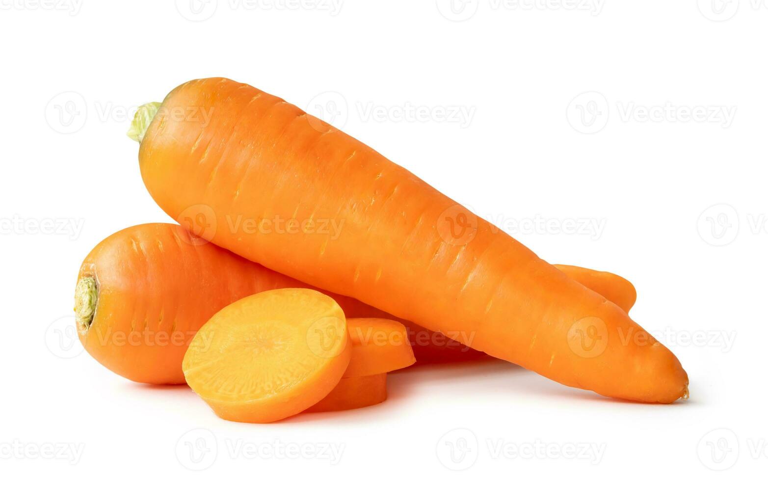 dos Fresco naranja zanahorias con rebanadas en apilar aislado en blanco antecedentes con recorte camino. cerca arriba de sano vegetal raíz foto