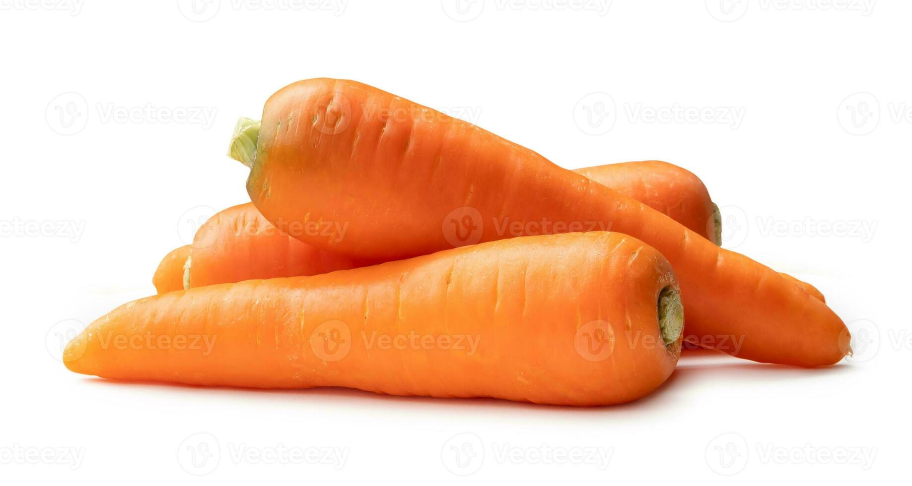 Fresco naranja zanahorias en apilar aislado en blanco antecedentes con recorte camino. cerca arriba de sano vegetal raíz foto