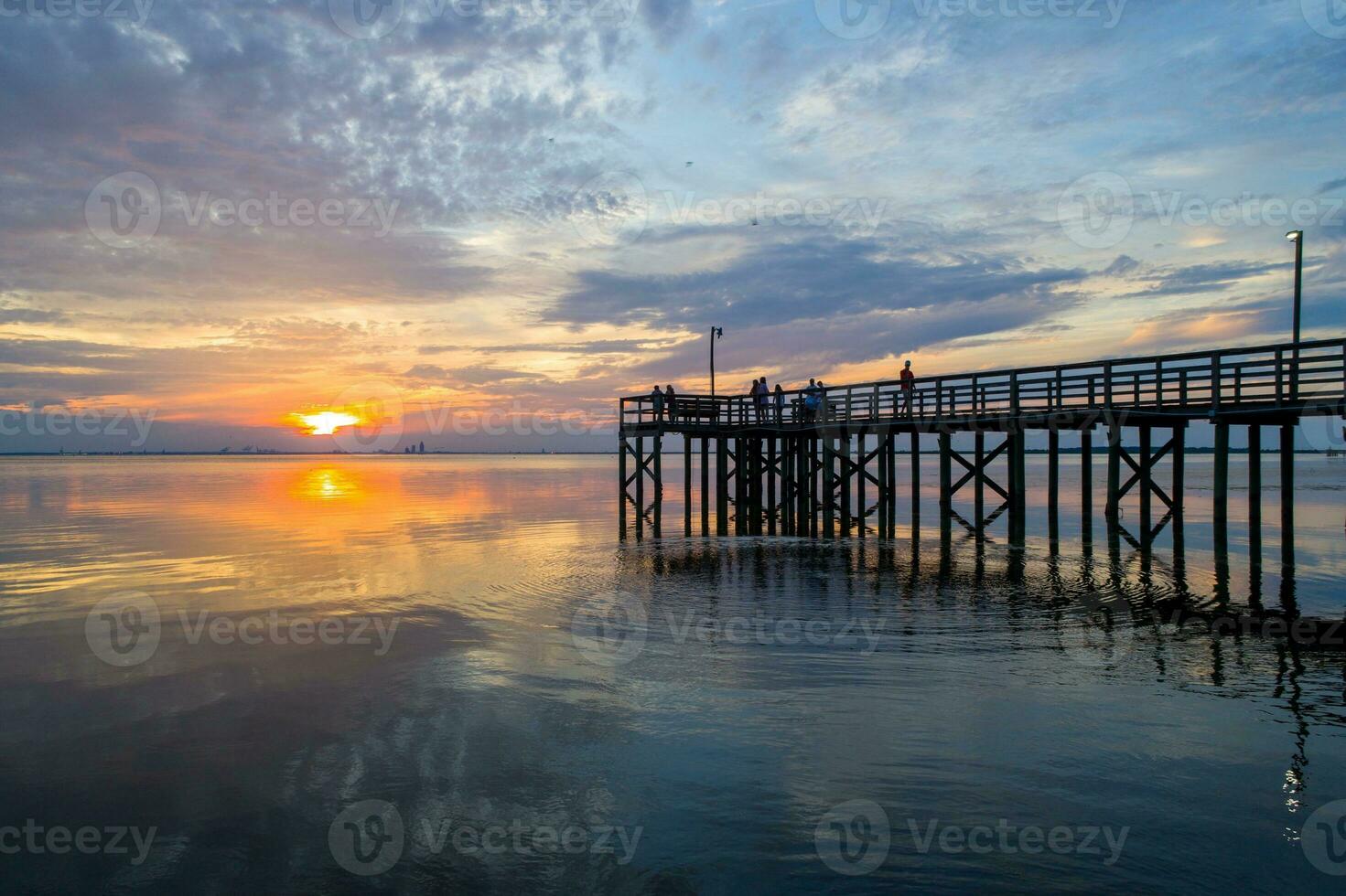 hermosa puesta de sol terminado móvil bahía en el Alabama Golfo costa foto