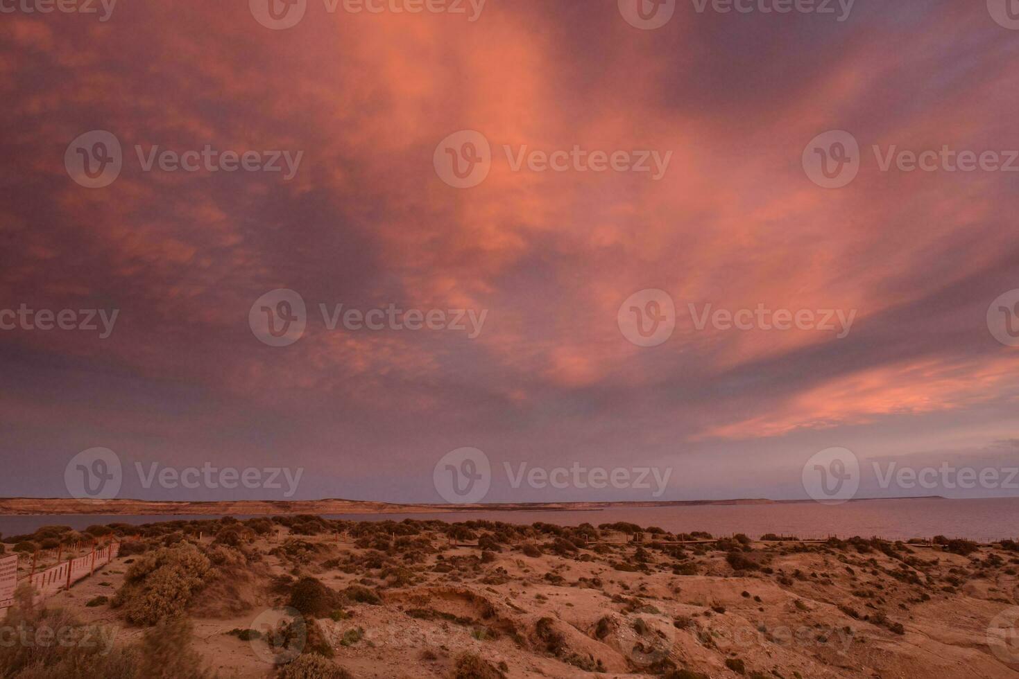 costero paisaje en península valdés a oscuridad, mundo patrimonio sitio, Patagonia argentina foto