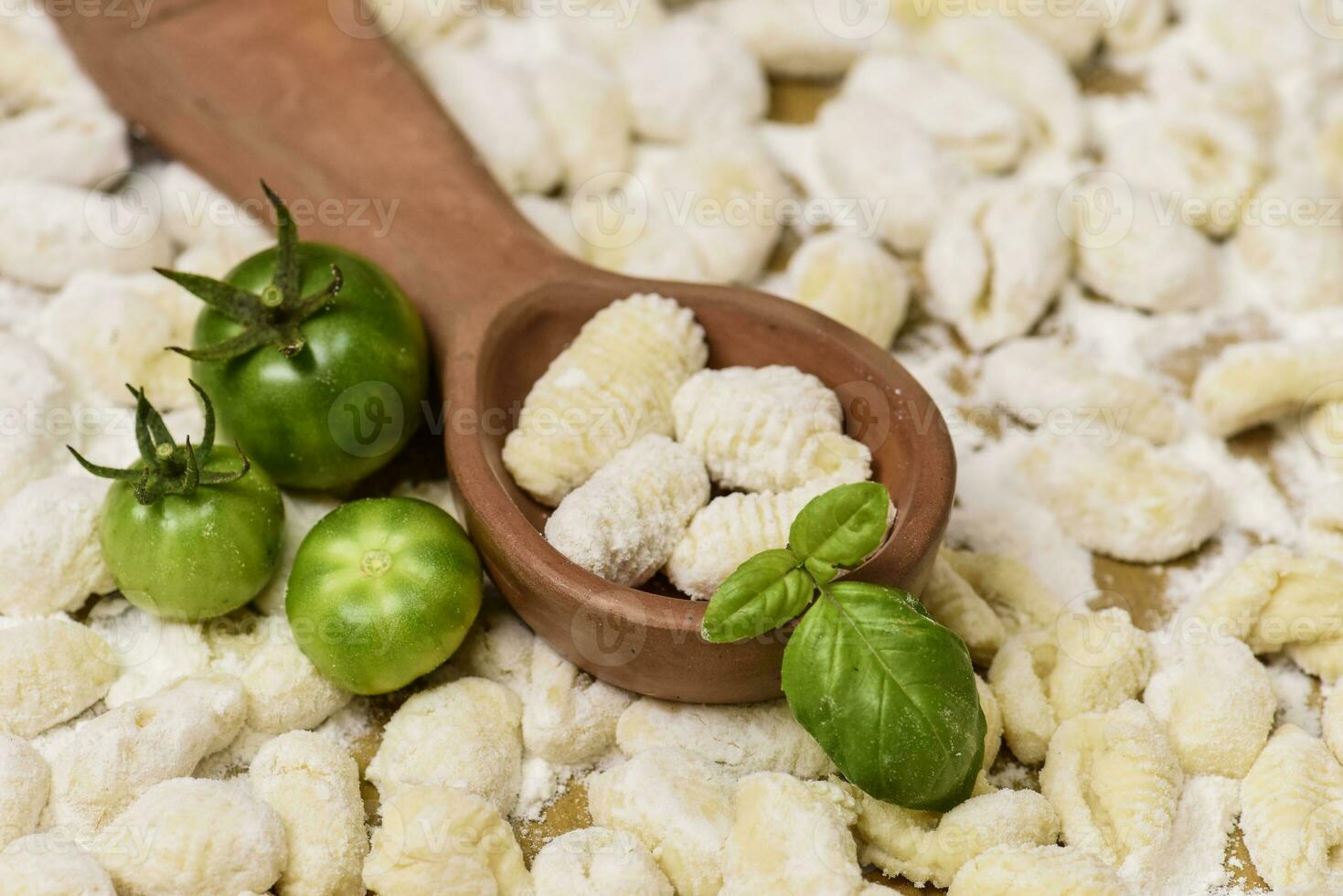 hecho en casa Gnocchi, preparado en el mesa con ingredientes. foto