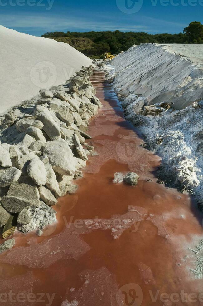 camiones descarga crudo sal a granel, salinas grandes Delaware hidalgo, la pampa, argentina. foto