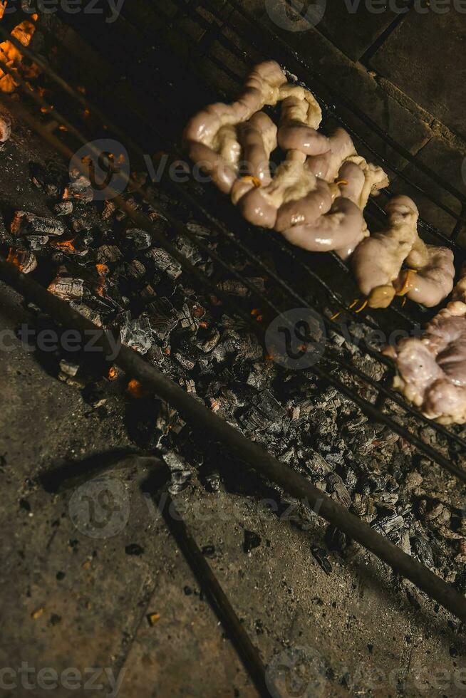 vaca intestinos presentado en un de madera tablero con ingredientes, Listo a parrilla foto