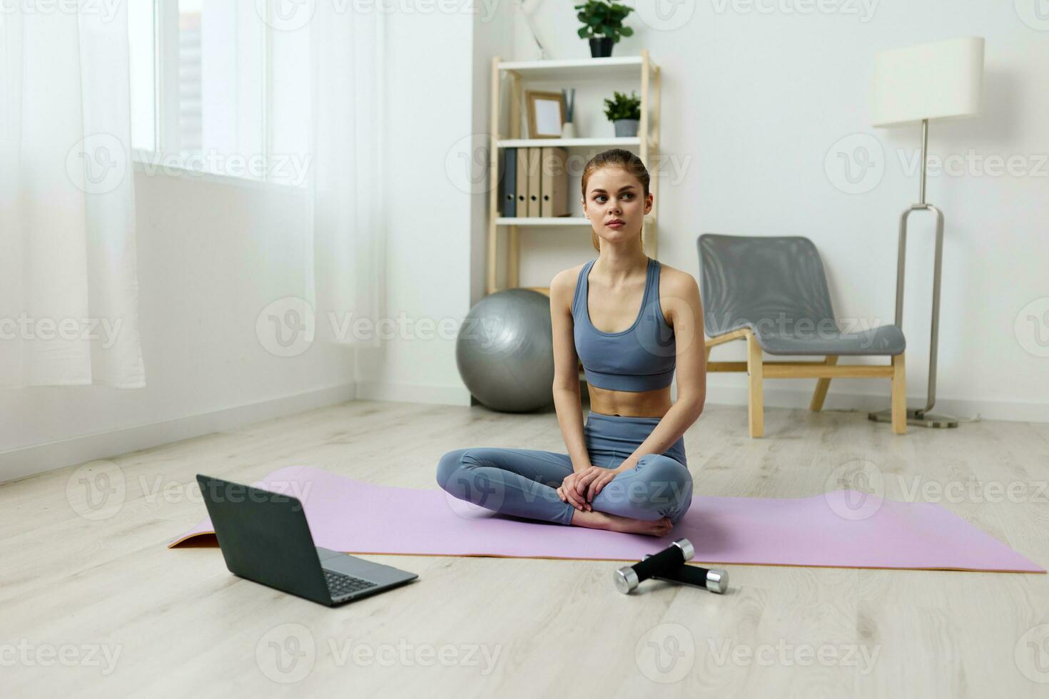 estera mujer yoga formación loto salud adulto estilo de vida vídeo ordenador portátil hogar foto